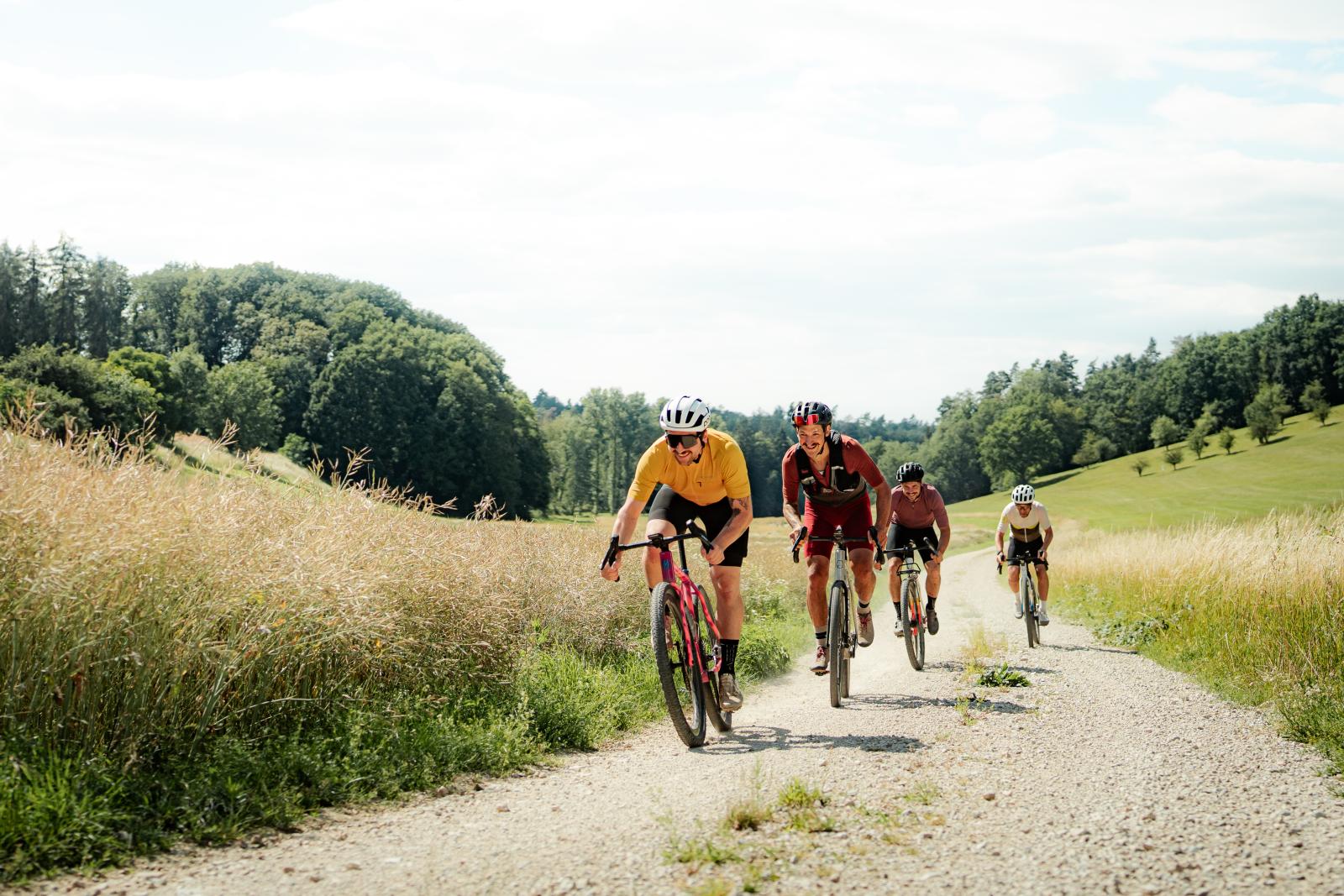 Radfahrer auf einem Feldweg mit Gravel Bikes