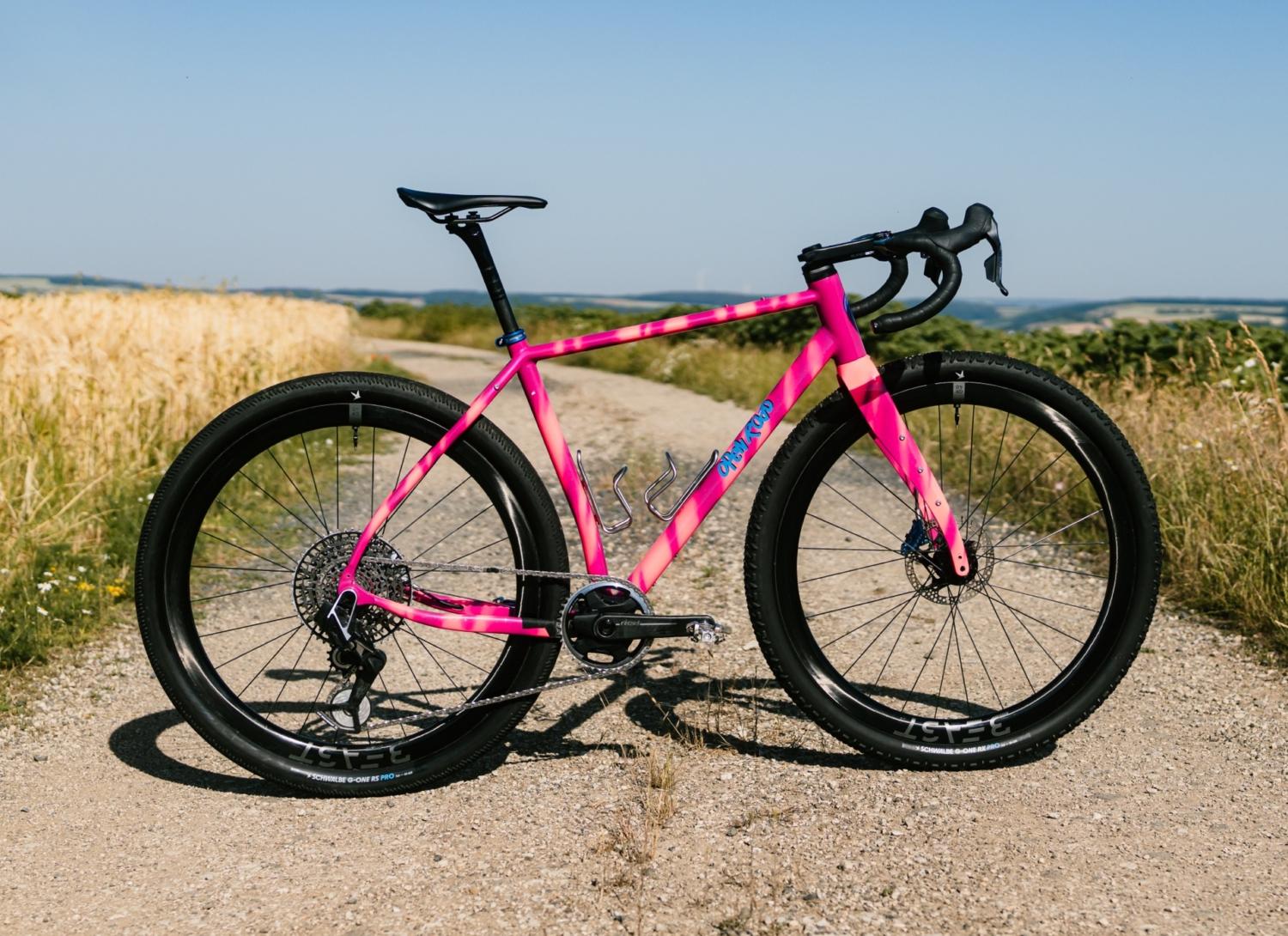 Pinkes OR Gravelbike auf einem Feldweg